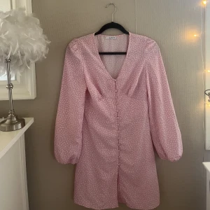 Klänning  - Söt rosa klänning från Nelly. Priset kan diskuteras, skriv för fler bilder! 💗🫶🏼🫶🏼