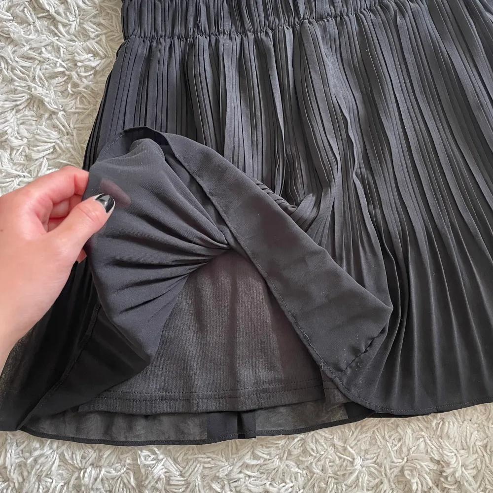 Svart kjol med dubbla tyger - inte genomskinlig! Använt endast ett fåtal gånger. Inga slitningar eller defekter - i nyskick. . Kjolar.