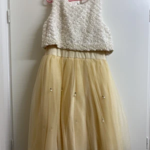 Festkäning för barn  - Kläning för barn, ungefär 10 år. I färgen beige. Pris kan diskuteras 