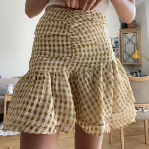 Cool kjol - Säljer min så snygga kjol från hm perfekt nu i sommar med tex ett vit linne👌🏿💞