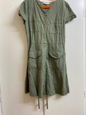 2 klänningar - Barnstorlel, 164. Funkar för fester och för vardaglig användning. Båda är i färgen grön. Mycket fina och sköna. 