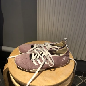 Ballerinasneakers - Ballerinasneakers med långa skosnören 💜Knappt använda. 