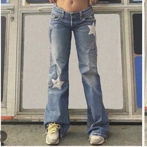 Y2K jeans - intressekoll på cargojeans från emmiol! de är stl L men skulle nästan vilja säga att de sitter som en M. de är köpta för $49 vilket motsvarar typ 490kr och jag har bara testat dem, skriv till mig privat för mått eller om du har nåt prisförslag🫶🏻🪬