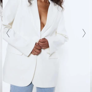 Kavaj - En skitsnygg vit kavaj ifrån NAKD. Aldrig använd, prislapparna kvar. Säljer pga returtiden gick ut. Nypris: 700kr, mitt pris: 299