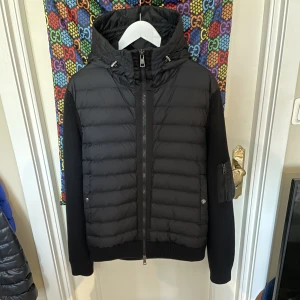 Moncler Cardigan  - Moncler Zipped Hooded Cardigan  Size:XXXL(TrueSize:XL) Condition:9/10 Retail:11.000kr Dm för mer info och bilder  