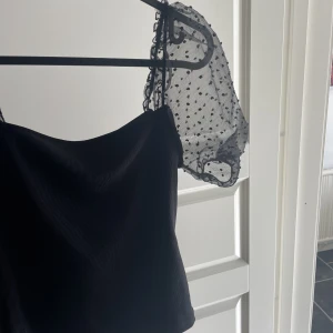 Blus - Svart blus med mesh armar! Storlek M, bra skick, inga defekter. Mesh med prickar, sitter jättefint på!🖤🖤