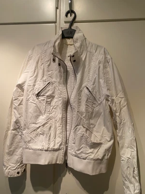 Vår/sommar jacka - Jättesnygg vintege jacka. Är i bra skick och den vita färgen är välbehållen. 
