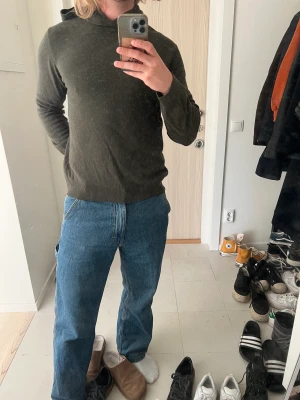 Oscar Jacobsson Pascal hoodie - Tunn hoodie i ull och kashmir från Oscar Jacobsson. Säljes pga för liten. Nypris 1400