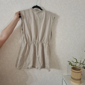 Beige ärmlös tröja - Osäker på storleken. L/ XL