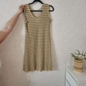 Klänning L/ XL - Klänning beage med mönster