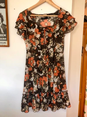 Retro klänning - Sommarklänning i 60/70tals anda. Brun, orange och vit. Rätt tunn. Använd mindre än 5 gånger. Från lindex för längesen🦦Slutar lite under rumpan för mig som är 170.
