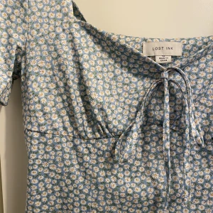 Sommarklänning  - Sommarklänning i blommigt tryck. Storlek 42.