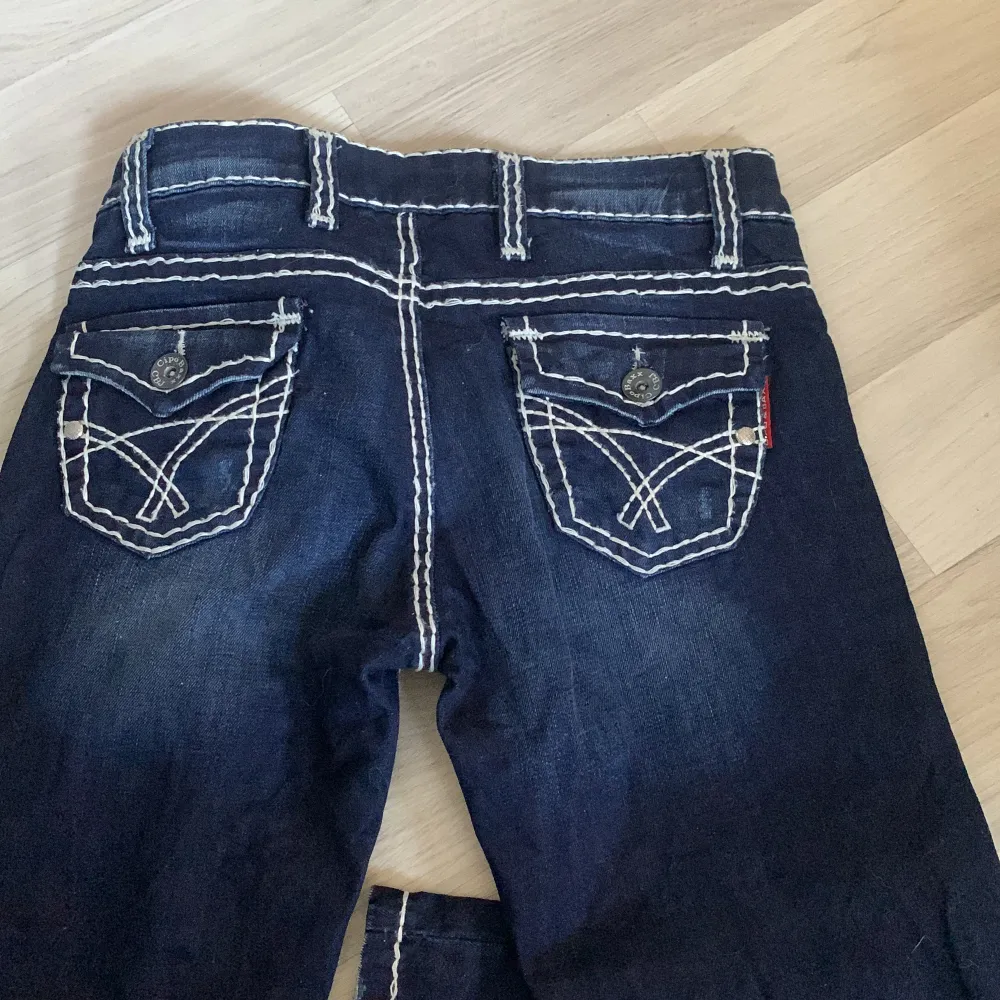 Superlikt true region jeansen!!  Säljer dessa assnygga jeans ifrån märket Cipo & baxx. Slits längst ner. Dessa är köpta för över 1000kr❤️ endast testade så nyskick!🥰 pris kan diskuteras.. Jeans & Byxor.