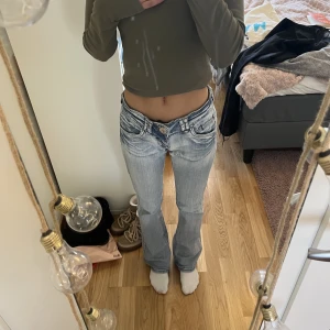 Boutcut jeans - Ett par skitsnygga jeans som är köpta här på Plick. Säjer dem pga att de inte kommer till användning💕 köparen står för frakt