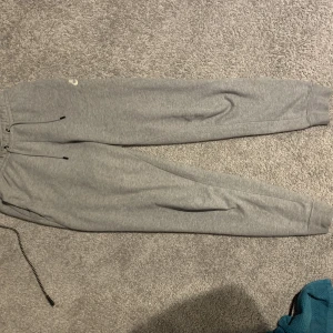 Nike mjukisbyxor  - Super snygga och bekväma mjukisbyxor i bra skick🤩inte alls gamla och har inga slitage och är super sköna att dra på sig efter en lång dag i skolan ❤️rekommenderas för någon som bär Xs