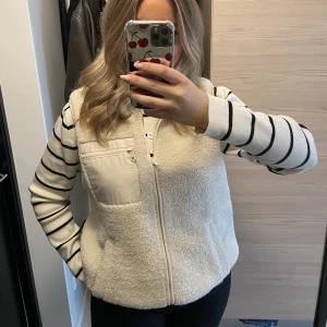 Teddyväst - Teddyväst den lindex i storlek M, passar dock xs-m skulle jag säga beroende på hur man vill att det sitter. Lite sminkfläckar i halsen som säkert går bort i tvätt (se bild 3). Köpare står för frakt! Fint skick övrigt 🌟