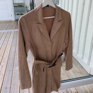 Klänning NAKD - Kostymklänning med skärp i storlek 36. NAKD X Linn Ahlborg, från 2018✨ Har en fläck på bröstet annars bara använd en gång💘