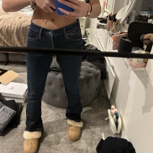 crocker jeans - Säljer ett par mörkblå botcut low waist crocker jeans style-PEP!BOOT, fit-BOOTA✨W26 L33✨200kr + frakt!