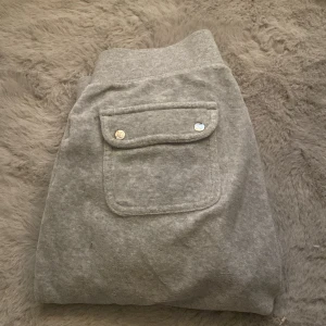 Juicy Couture Byxor  - Säljer mina fina juicy byxor då dom inte kommer till användning längre, de är i storlek XS och i väldigt bra skick. Priset är förhandlingsbart, är desperat efter pengar