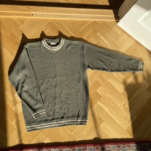 Grön stickad tröja - Grön stickad tröja i storlek M från Northern Reflections. Pris: 189kr