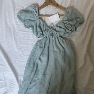 Sommarklänning - Säljer denna gulliga klänning från pull and bear💓aldrig använd och lappen kvar! Ljusblå-turkos-ish
