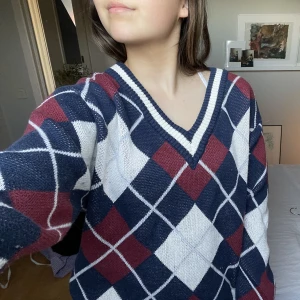 Weekday tröja - Jättefin tjocktröja från weekday❤️jättefint mönster (Tröjan är i storlek xs men sitter fint på mig som vanligtvis har 38:))