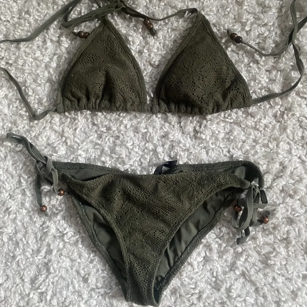 En mörk grön jättte fin bikini i bra skick  från sassymanii🤍Är storlek M men funkar som S. Övrigt.