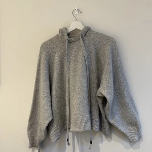 Grå hoodie  - Grå hoodie från HM i storlek S. 