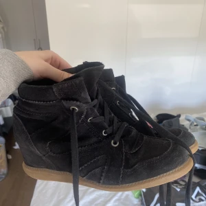 Isabel Marant liknande skor - svarta skor med kilklack från märket pavement- liknar de från Isabel Marant. Använda men fortfarande i fint skick, utom en liten skråma på sulan. Skriv för fler bilder :) 💗 