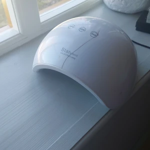 Nagel lampa - Nagellampa jag inte rikrigt vet vad jag ska gö med då jag har en ny. Den funkar som den ska och har touch och timerfunktion med 30, 60 & 90 sek. Den är sprucken men allt funkar ändå som det ska. Hittade inte exakta lampan men liknande går föe 350-400 kr. 