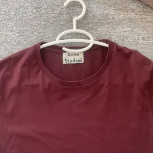 Tjabba!  Acne studios t-shirt i medium i fin lila färg.  Nyskick!   Jag är för mig att den kostade runt 1400kr.  Släpper för 499 men kan gå ner vid snabbare affär!  Allt gott!