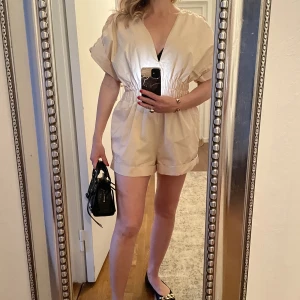 Playsuit - Fin playsuit mycket fint skick. Tyvärr så kommer den inte längre till användning för mig och hoppas att den får en ny ägare.  Kommer ifrån ett rök och djurfritt hem!  Se mina övriga aktioner! ❤️