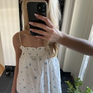 Klänning  - Supersöt sommarklänning med små blommor på!💗💗🪻