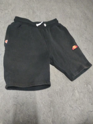 Ellesse shorts - Ellesse shorts i storlek S, för 160, sick 8/10. Om du vill ha flera builder eller du har frågor du kan skriva till mig 🤗💛