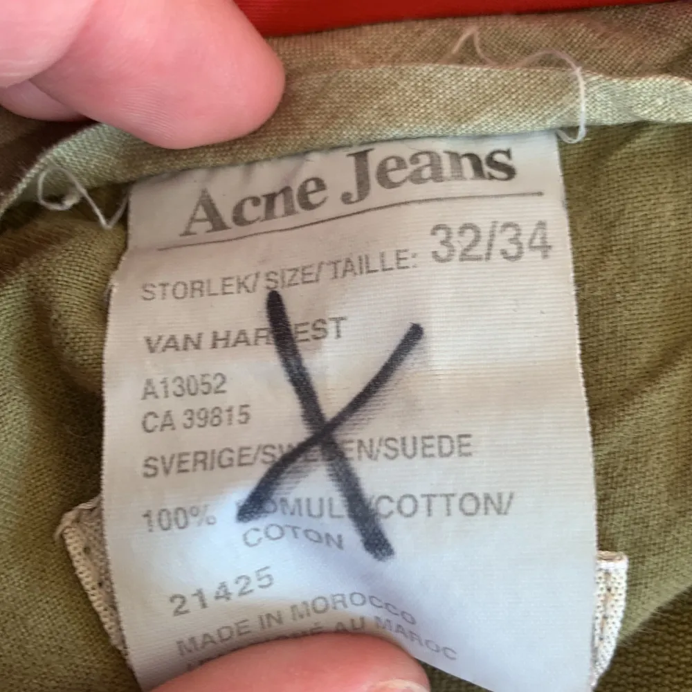 Vintage ganska baggy Acne Studios chinos från en provcollection, saknar knappar där bak men är i annat fall i bra kondition.. Jeans & Byxor.