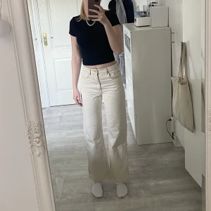 vita jeans  - vita jeans i bra skicka då dom endast använts ett fåtal gånger
