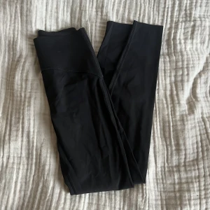 Svarta grymtajts - Svarta gym tajts från hm move kollektion. Framhäver dina former och är jätte sköna men tyvärr för små för mig. Endast använda en gång. 