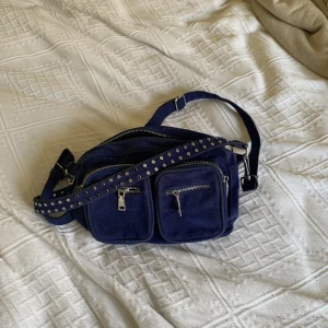 Mörkblå mockaväska  - Blå mockaväska i bra skick, men tecken på användning finns 💙💙