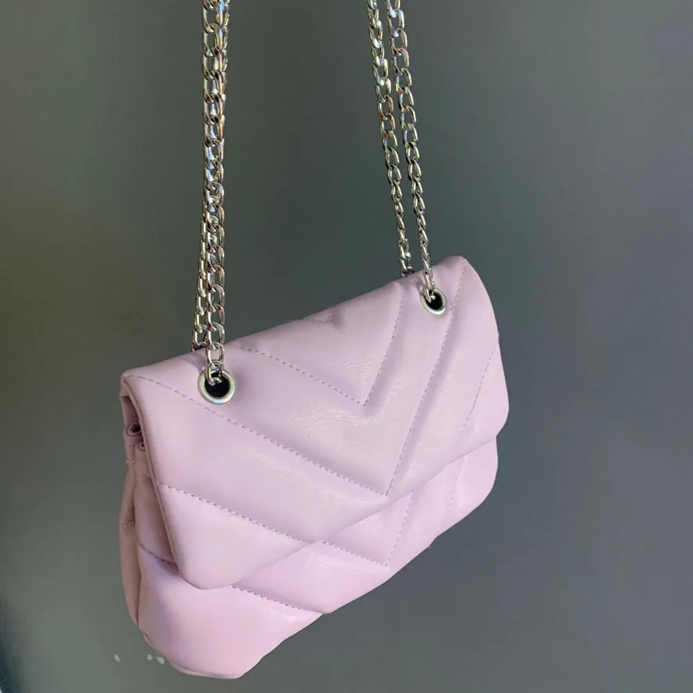 Superfin handväska som passar toppen på sommaren och våren😍 så fin färg 💜 100kr . Väskor.