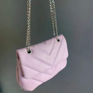 Superfin handväska som passar toppen på sommaren och våren😍 så fin färg 💜 100kr 