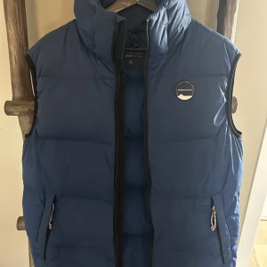 Peak Performance  - Storlek M  den äldre modelen, väldigt lyxig kvalitet. Inga hål eller märken 