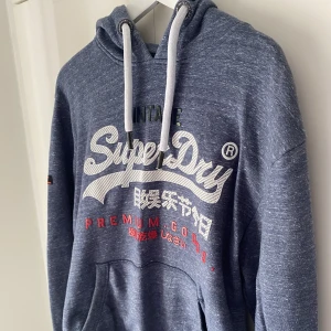 Superdry hoodie  - Äkta Superdry hoodie i bra skick och knappt använd