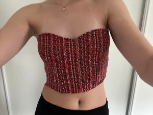 ZARA korsett strl M - Säljer denna supersnygga röda korsett från zara som inte säljs längre. Använd ett fåtal gånger men ligger numera bara o tar plats i garderoben. 