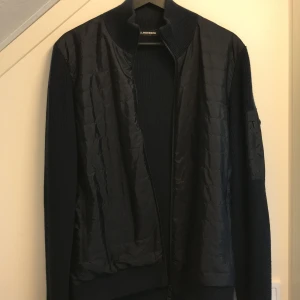 J.Lindeberg cardigan - J.Lindeberg cardigan. Köptes för 3200kr i julas och har använts fåtal gånger. Skick: 9/10 