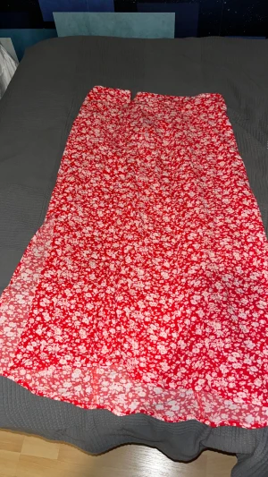 Kjol - En fin kjol jag bara helt enktelt trivdes i, bra skick, fin!