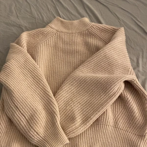 Stickad tröja - Hämtas upp i Kalmar, ganska nytt plagg och andvänt 2 gånger