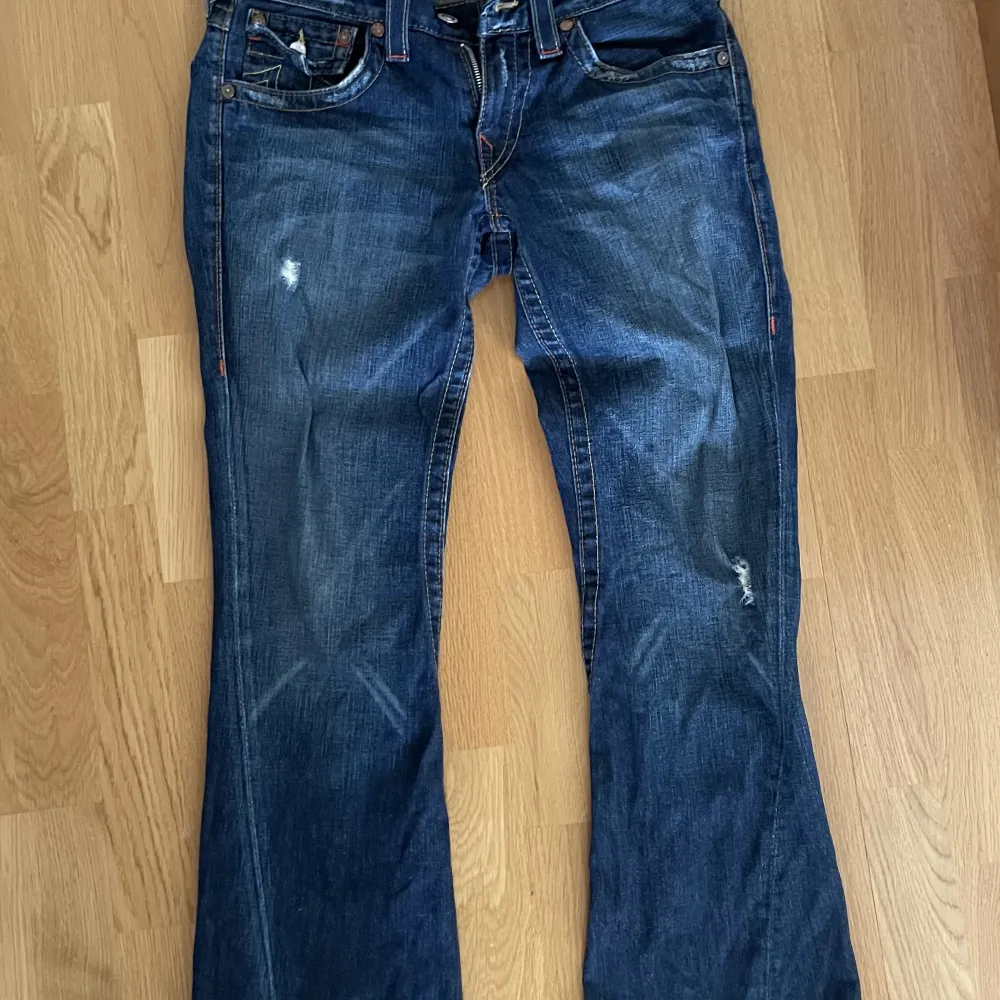 Säljer mina skitsnygga true religion jeans strl 29 Sitter bra i längden på mig som är 170 Kan mötas upp i Stockholm eller skicka. Jeans & Byxor.