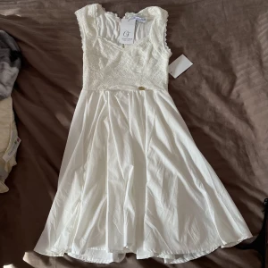 Studentklänning - Jättevacker klänning som tyvärr aldrig kom till användning. Lappen är kvar. (Köpt för 600kr)