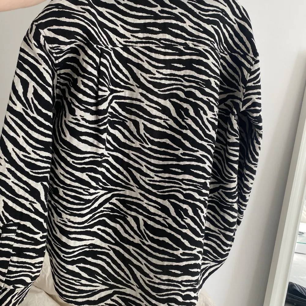 En snygg och cool jacka i zebramönster! Perfekt för vår och sommar ☀️☀️. Jackor.