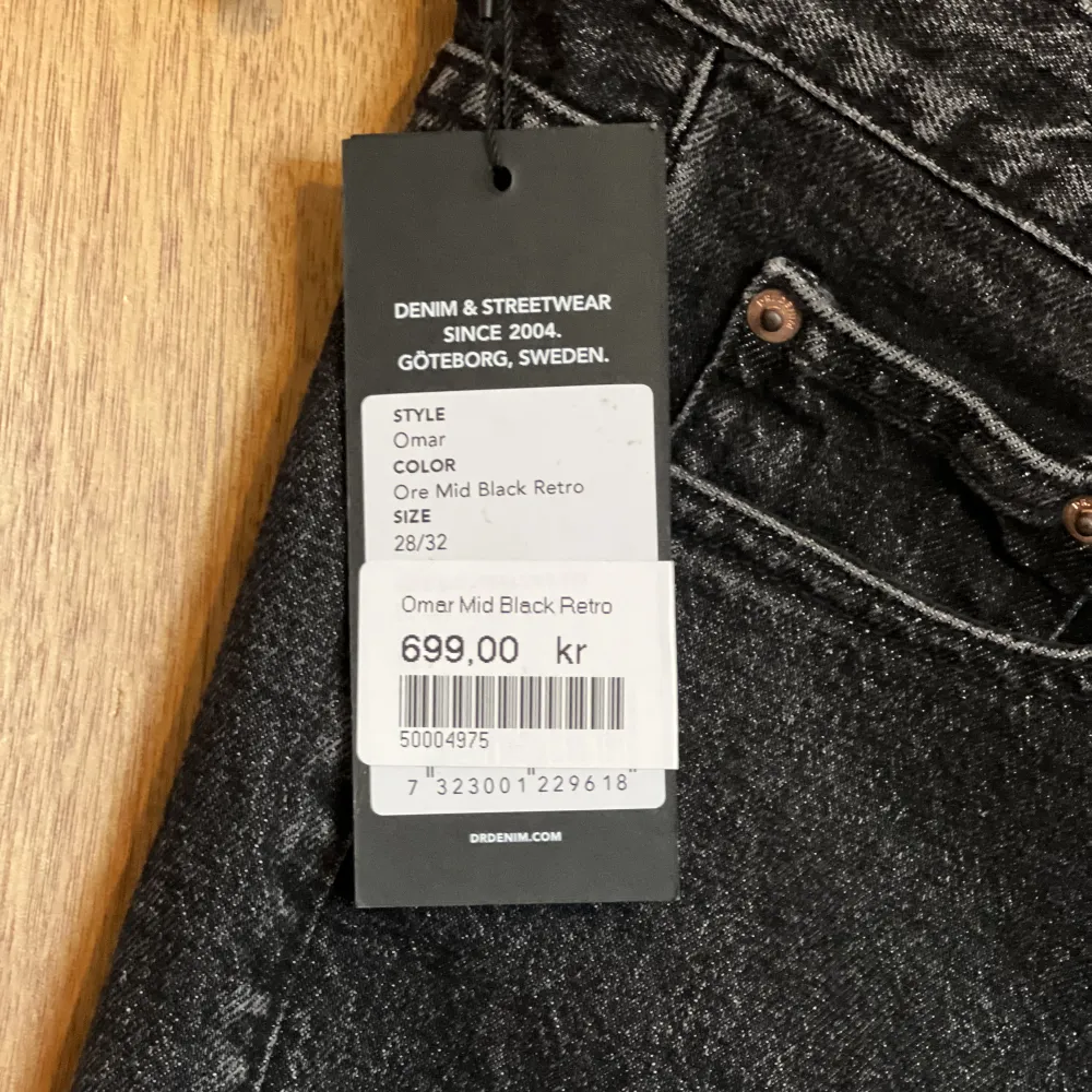 Helt nya relaxed WIDE STRAIGHT byxor som köpte igår för 699:- , det är lite stor för mig så tänker sälja den.  Stl: 28/32 . Jeans & Byxor.